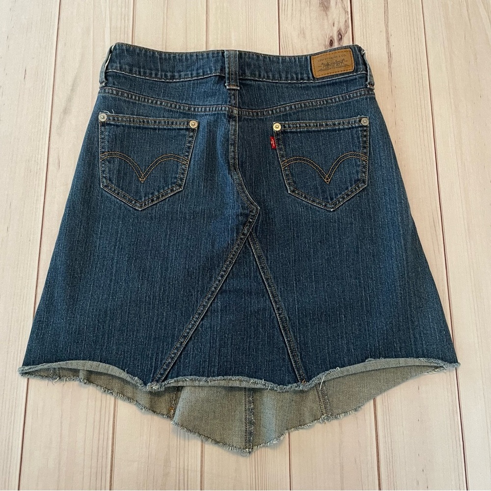 y2k Levi’s Denim Jean Skirt Size 8 Raw Edge Frayed Hem Asymmetrical Stitching - Picture 7 of 16